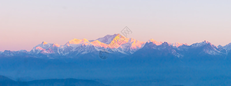 喜马拉雅山脉雄伟的山全景在第一次日出时从老虎山 第一缕阳光照在山上 开始了周围整个大自然美丽的一天 印度锡金大吉岭旅游太阳目的地背景图片