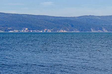 纽塞巴镇附近的黑海海岸度假胜地海景 向埃莱尼特和巴尔干山靠岸背景图片