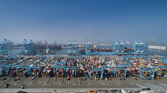 在罗特港装载集装箱船舶的大型港口起重机物流仓库贮存后勤贸易油船货轮海洋货运码头背景图片