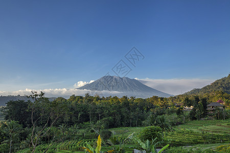 林贾尼火山日出时的阿贡火山 印度尼西亚巴厘岛土地地标公园洋葱生态文化旅行情调稻田天空背景