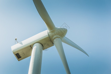 a 可再生能源来源一种可再生能源生态风力中心机舱公园绿色刀刃涡轮机活力蓝色背景图片