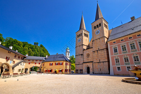 贝希特斯加登镇广场和历史性教堂观高清图片
