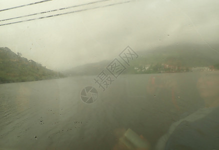 雨天从火车窗的河水中流出运输玻璃下雨溪流窗户天气沉淀背景图片