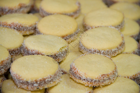 原木纹理背景焦糖小吃糕点饼干甜点白色面包甜甜圈食物高清图片