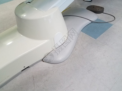 白瓷砖地板 有牙医椅和脚板牙科诊所瓷砖地面躺椅办公室电子产品椅子机器医疗背景图片