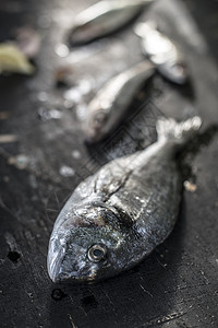原海咸鱼午餐白色海鲜美食饮食食物烹饪黑色背景图片