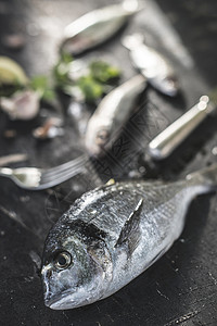 原海咸鱼美食烹饪白色饮食午餐食物海鲜黑色背景图片