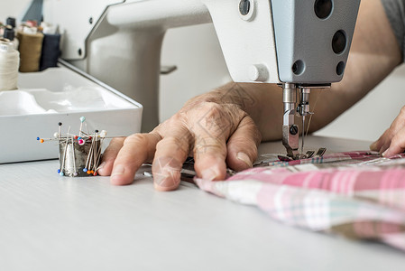 缝织机接缝生产工具工人制造业织物裁缝裙子工厂工艺高清图片