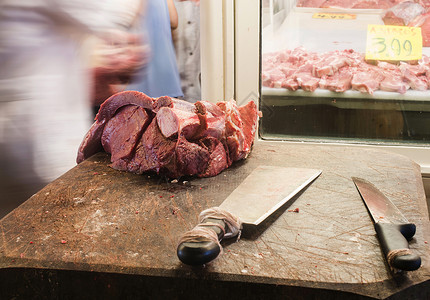 市场上的肉肉产品屠宰场食物羊肉牛肉红色店铺展示零售杂货店剁碎高清图片素材