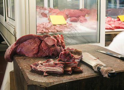 市场上的肉肉屠宰场牛肉美食零售牛扒展示产品红色猪肉店铺生的高清图片素材