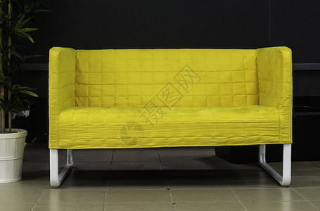 小沙发桌子黄色白色风格地面家具公寓植物房子长椅背景图片