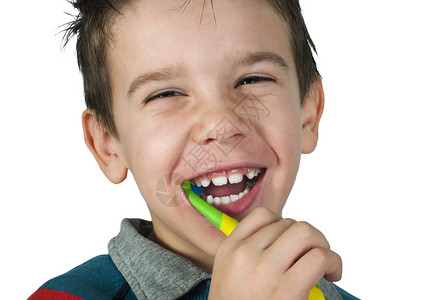 男孩在刷牙乐趣卫生牙齿孩子刷子预防男性微笑口腔牙膏背景图片