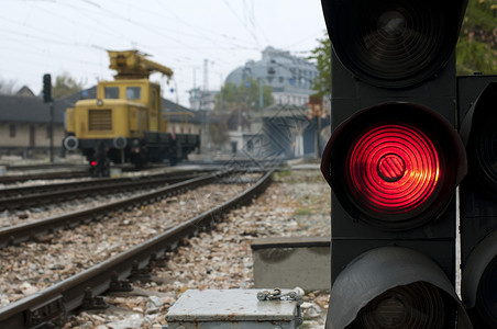 交通灯光显示红色信号红绿灯栏杆控制器电气穿越概念警告民众铁路车站金属高清图片素材