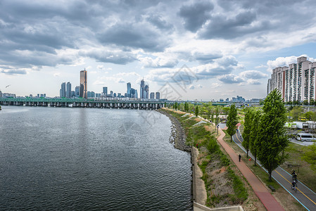 时间流逝的河上天际线 在世间不时传过交通商业城市速度街道景观路口天线铜雀建筑背景图片