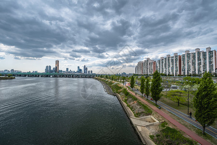 时间流逝的河上天际线 在世间不时传过旅行景观路口商业建筑学步伐建筑街道交通运动背景图片