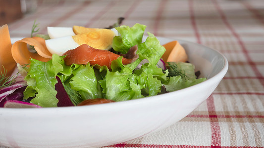 白盘上的新鲜鲑鱼蔬菜健康沙拉可供食用  新鲜干净的健康食品食谱 供背景使用小吃早餐胡椒午餐盘子饮食营养美食洋葱叶子生的高清图片素材