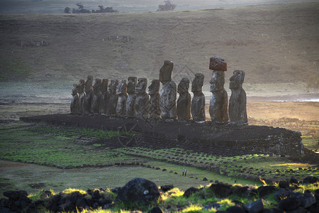 摩埃巨型石像复活节岛的太阳摩艾日出岩石纪念碑宗教遗产旅游雕像石像背景