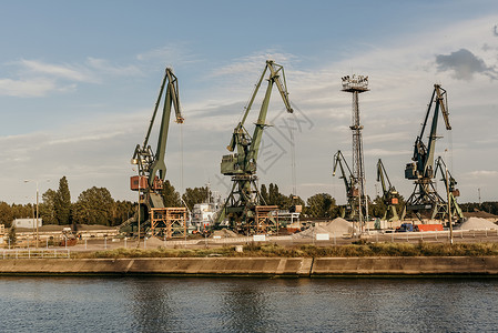 港口的起重车货物龙门架起重机码头出口工厂商业框架船运容量巨大高清图片素材