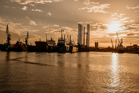 港口的起重车容量框架出口船运商业货物起重机龙门架工厂码头港口起重机高清图片素材