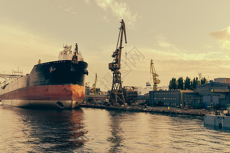 港口的起重车龙门架出口起重机码头框架商业容量货物工厂船运港口起重机高清图片素材
