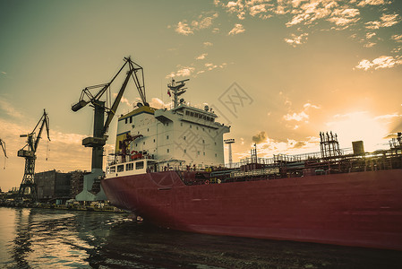 港口的起重车商业框架容量码头船运出口货物龙门架起重机工厂巨大高清图片素材