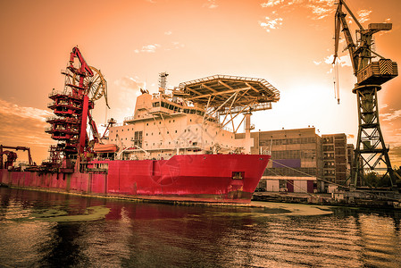 港口的起重车起重机龙门架码头出口框架货物容量工厂船运商业港口起重机高清图片素材