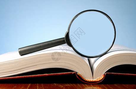 蓝色背景上的放大镜和放大镜大学空白教育文学眼镜知识图书馆学习字典智慧背景图片