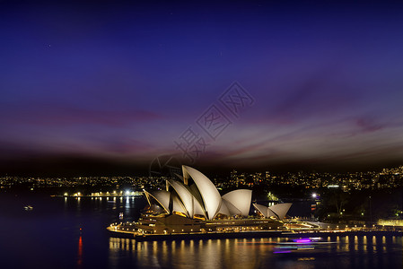世纪游轮悉尼歌剧院是一座由多种文化组成的表演艺术中心 被确定为20世纪最有特色的建筑之一它是一个名为天际歌剧房子景观日落旅游天空港口建筑背景