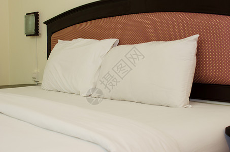 床上白枕头装饰房间酒店黑色寝具套房卧室房子白色风格现代的高清图片素材
