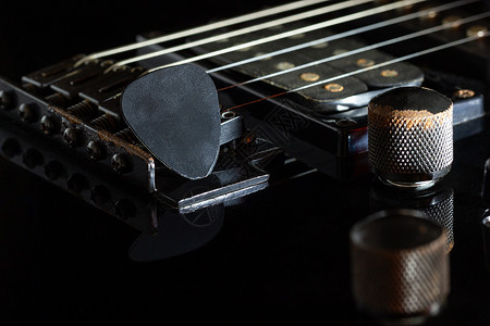 黑色吉他选在黑暗中黑电吉他背景图片