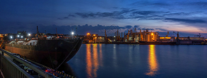 海港印象在乌克兰敖德萨海港的夜间起重机印象港口建筑学码头城市出口地标日落反射背景