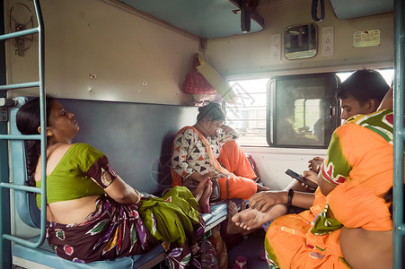 疯了火车2019 年 5 月 印度巴特那 — 疲惫不堪的女性乘客在乘坐公共铁路交通工具时 在长途旅行中睡着了 坐在座位上 在火车车厢内小背景