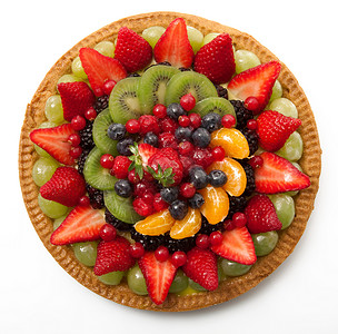 切碎的草莓白色背景上的水果蛋糕橙子覆盆子美食十字奇异果水果甜点奶油蛋糕糕点背景