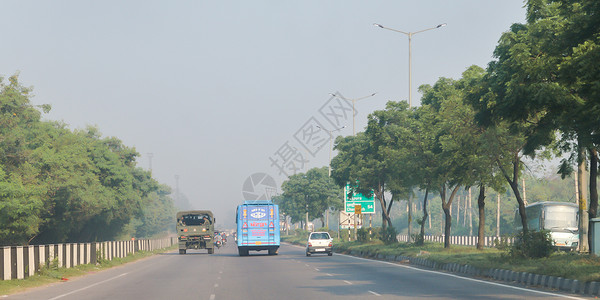 昌迪加尔城市街道公共汽车高清图片