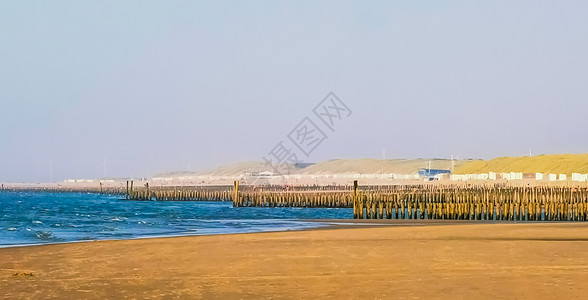 在多姆堡海滩 有许多木质的天线杆 泽兰和内地背景图片