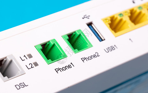 桌面家用 ADSL 调制解调器 选择性焦点白色电缆蓝色力量背景数字用户线盒子天线宽带背景图片