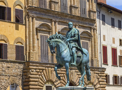 马术场意大利佛罗伦萨Signoria广场的科西莫一世马术雕像背景