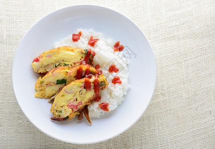 用软豆腐 螃蟹棒 和洋葱做的绿色早餐油炸蔬菜午餐美食豆腐盘子黄色白色背景图片