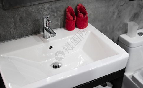 红色墙素材带洗脸盆水槽的现代不锈钢龙头 上面有两条红色毛巾 柜台浴室内部现代 豪华时尚的设计浴室配有混凝土风格的墙壁陶瓷合金盆地家具房间镜背景