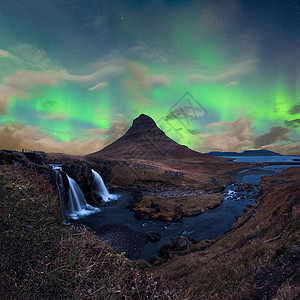 北极瀑布飞越冰岛的Kirkjufell全景爬坡公园地形瀑布星星极光地标天文学沼泽背景