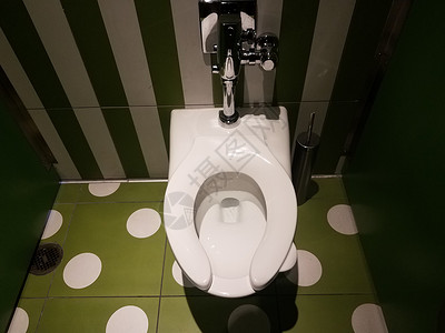 厕所里有绿色 白色的墙壁和瓷砖浴室马桶隔间地面管道摊位卫生间背景图片