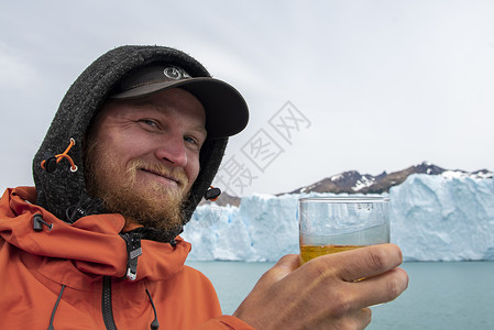 在阿根廷El Calafate的冰川冰川上用冰冰饮威士忌蓝色裂缝立方体风景国家顶峰环境冰山岩石山脉冬天高清图片素材