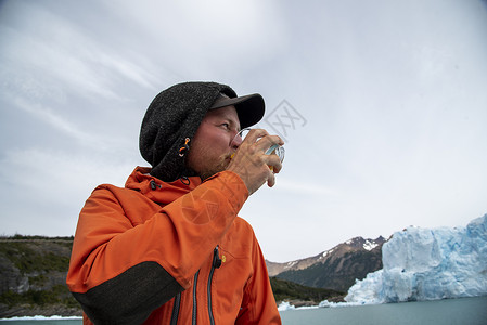 在阿根廷El Calafate的冰川冰川上用冰冰饮威士忌冰山风景裂缝环境蓝色生态山脉顶峰国家岩石安第斯山脉高清图片素材