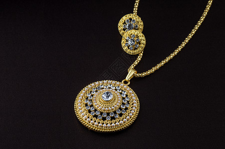 印度传统珠宝特写深色背景上的吊坠婚姻设计师宝石金属珍珠婚礼新娘石头女性奢华背景图片