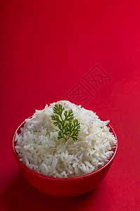 红背景的红碗里煮白纯白巴斯马提大米香米餐厅蒸汽盘子美食谷物糖类烹饪种子午餐背景图片