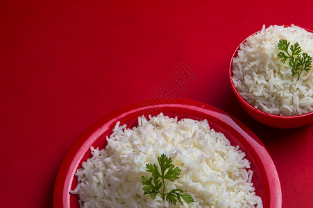 用碗盘和红底盘煮白纯白巴斯马蒂米饭食物饮食餐厅纤维谷物蒸汽营养糖类香米香菜背景图片