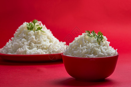 用碗盘和红底盘煮白纯白巴斯马蒂米饭餐厅种子蒸汽纤维盘子谷物糖类烹饪文化香米背景图片