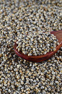 以木勺为珍珠米勒斯的壁炉营养维生素坚果芦苇收成矿物质厨房粮食种子植物背景图片