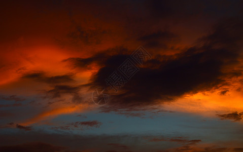美丽的日落天空和云彩 抽象的天空旅行天堂下雨蓝色日落环境地平线晴天气氛橙子背景图片