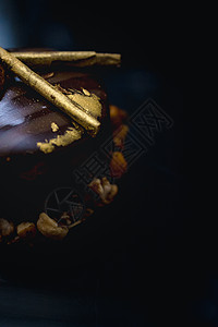 豪华巧克力蛋糕蛋糕 装饰金色的焦糖爆米花 在黑暗背景上 平躺 近身 复制空间新娘黄油孩子可可纪念日榛子礼物风帆周年烘烤背景图片